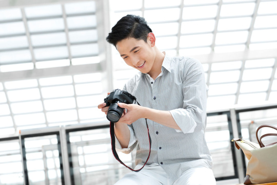 年轻摄影师在地铁站