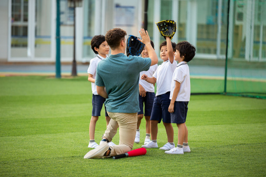 老师教孩子玩棒球