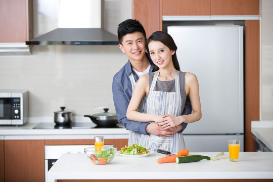 年轻情侣在厨房做饭