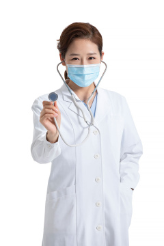 自信的年轻医生使用听诊器