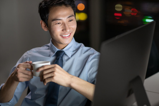 年轻商务男士在办公室加班