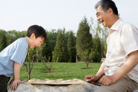 老人和小男孩下象棋