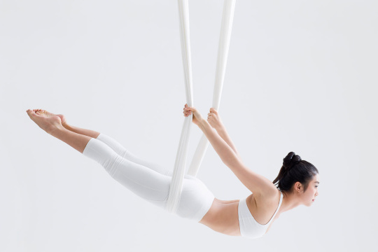 年轻女子练习空中瑜伽