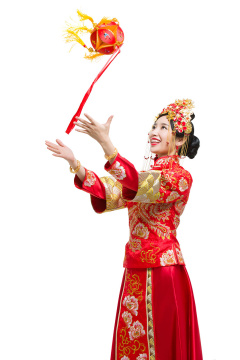 穿中式古装结婚礼服的新娘抛绣球