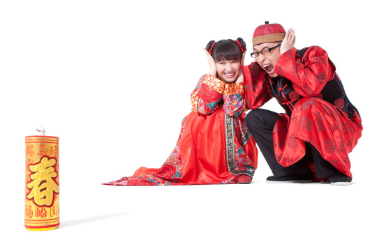 穿传统服装的情侣燃放爆竹