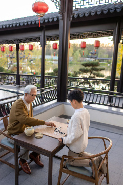 爷爷和孙子下围棋