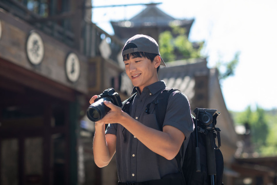 年轻摄影师查看相机里的照片
