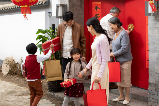 快乐家庭庆祝新年