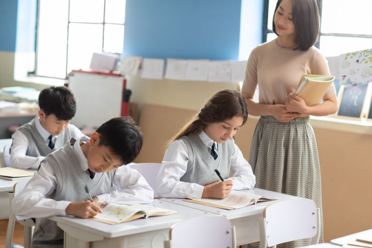 老师在课堂上帮助学生