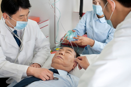 医务工作者抢救病人