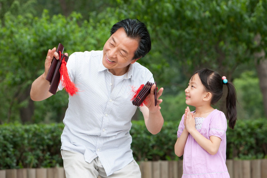 爷爷为孙女表演快板