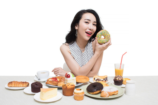 年轻时尚女性吃甜点