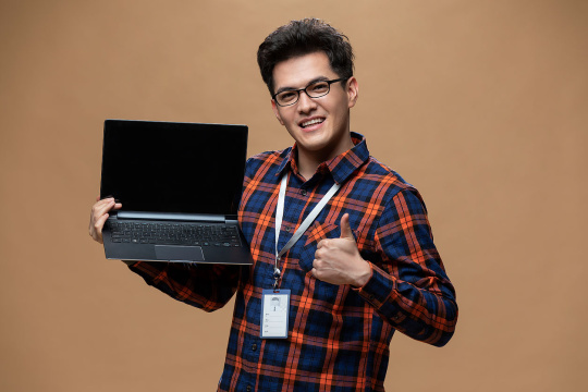 自信的年轻程序员