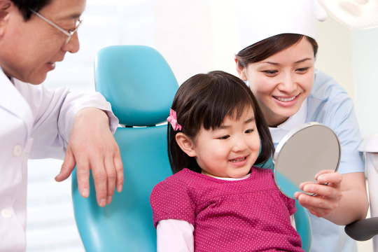 医生和小病人在牙科诊所