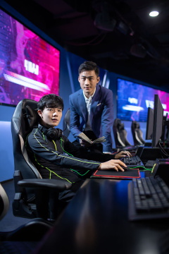 电竞教练和队员