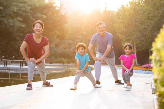 开心的一家人在公园锻炼身体
