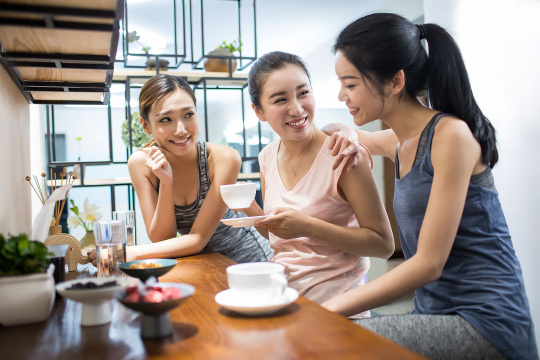 好闺蜜健身完一起喝咖啡