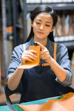 手工皮具匠人在工作室里工作
