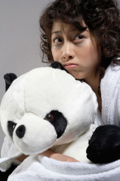 年轻女子抱着玩具熊猫