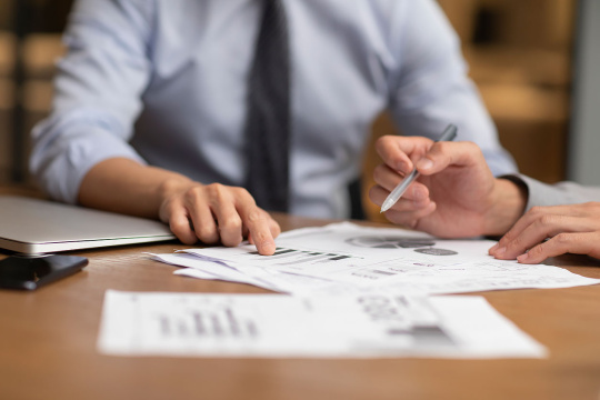 成功商务男士在办公室分析报告