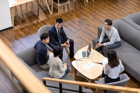 自信的商务人士在办公室讨论