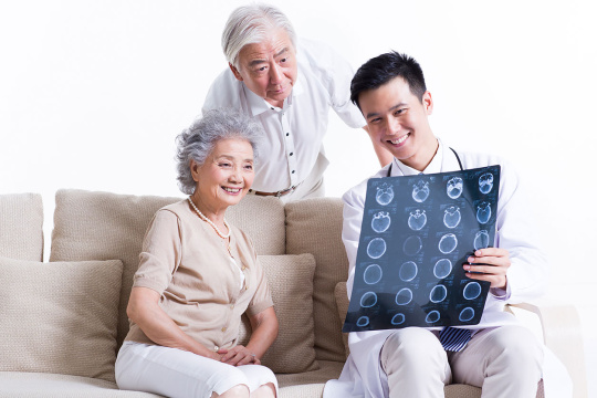 医生给病人讲解检查结果