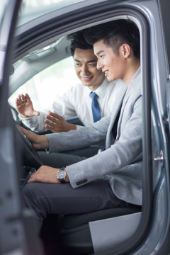 年轻男子在4S店试驾新车