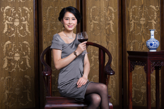 优雅的女士喝红酒