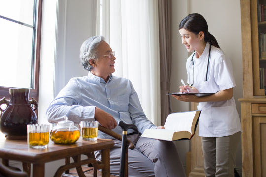 护工照顾老年男子