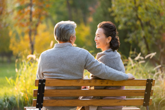 老年夫妇在公园放松身心