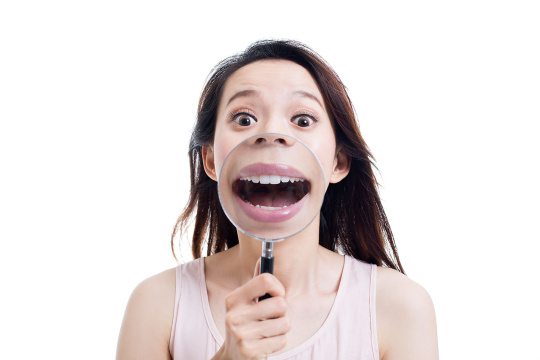 年轻女子使用放大镜