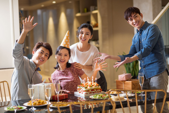 年轻朋友庆祝生日