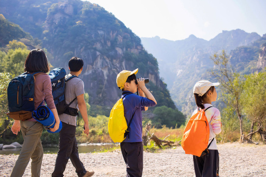 快乐的年轻家庭户外徒步旅行
