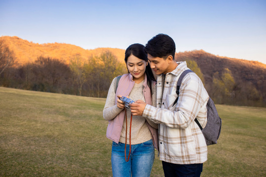 快乐的年轻情侣户外拍摄美景