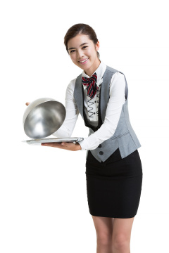 酒店微笑女服务生上菜