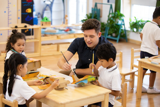 外教给孩子上艺术课