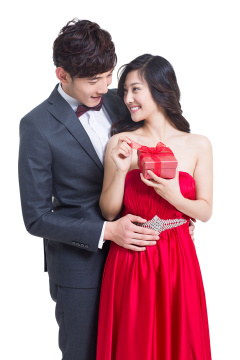 年轻男子送女友礼物