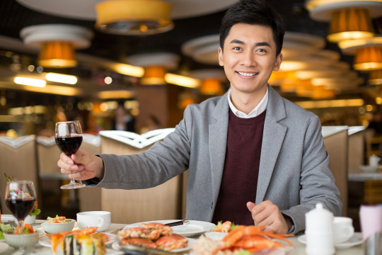 开心的年轻男子新年吃自助餐