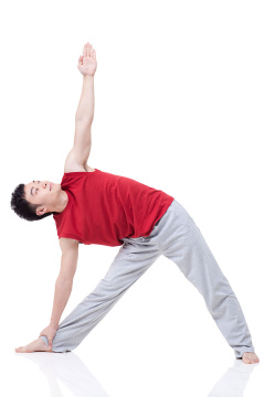 年轻男子做瑜伽