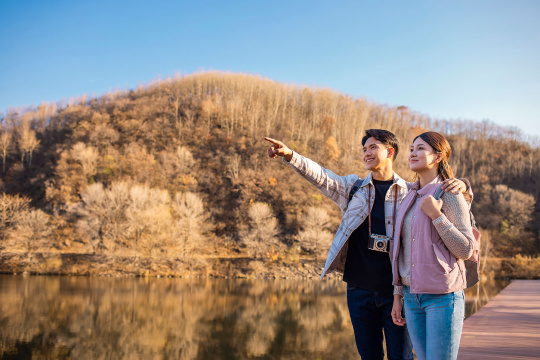 快乐的年轻情侣欣赏美丽的自然风光