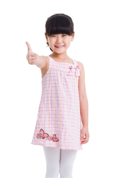 小女孩竖起拇指