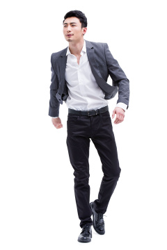 时尚的商务男士走路
