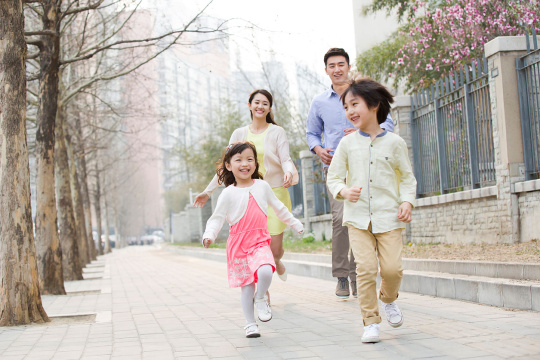 幸福的年轻家庭追逐嬉戏