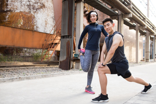 年轻情侣在户外运动健身