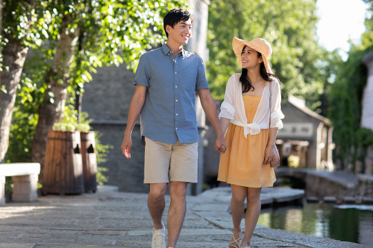 快乐年轻情侣旅游度假