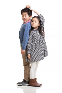 兄妹俩测量身高