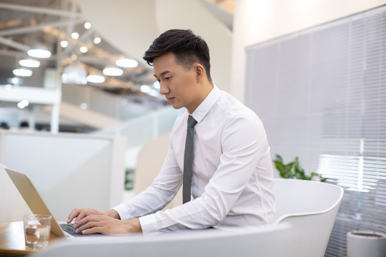 年轻商务男士在办公室工作