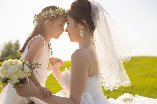 可爱的婚礼花童和新娘