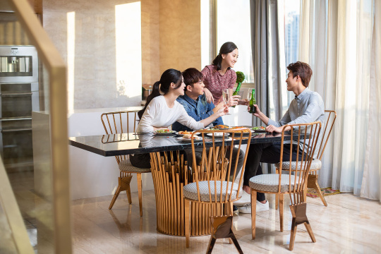 年轻朋友在家聚餐