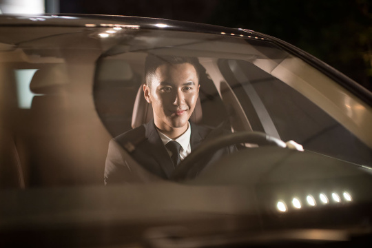 专车司机开车